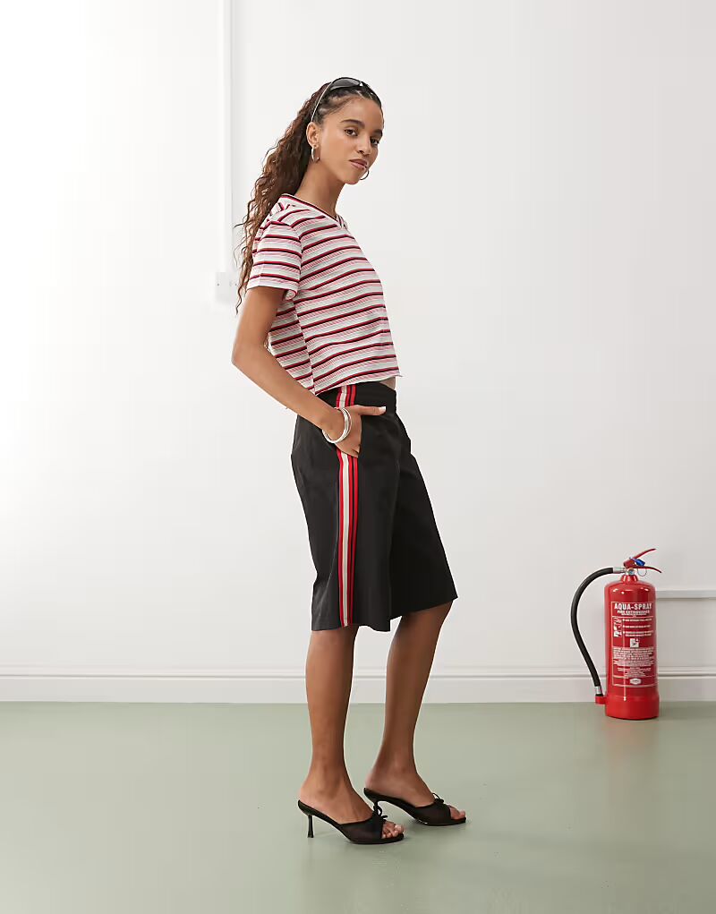 

Шорты с эластичной талией и полосками по бокам, черного цвета Lioness