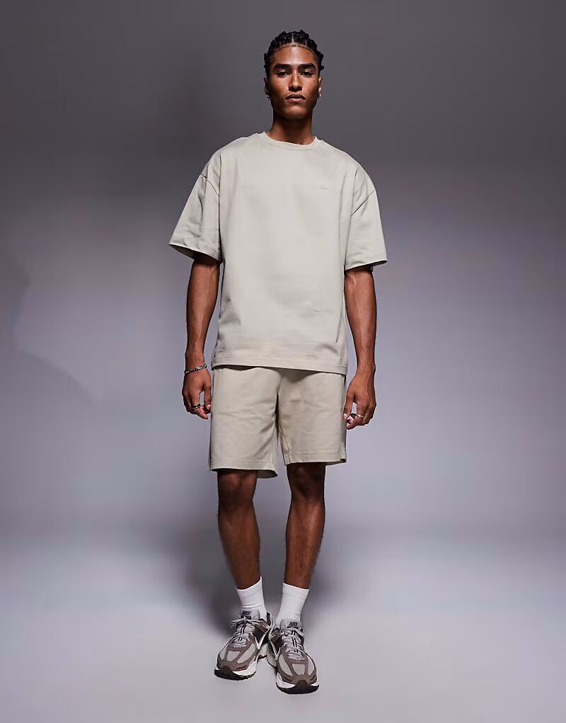 

Футболка и шорты с принтом, выполненные в камне River Island, кремовый, Бежевый, Футболка и шорты с принтом, выполненные в камне River Island, кремовый