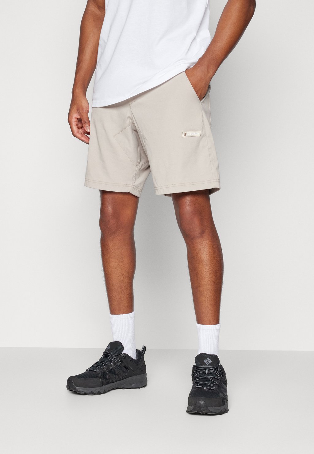 

Спортивные шорты SUNNED PEAK SHORT UNISEX Berghaus, светло-серый