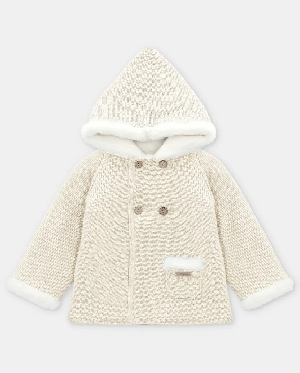 

Детское вязаное пальто с капюшоном и меховой подкладкой песочного цвета Martín Aranda