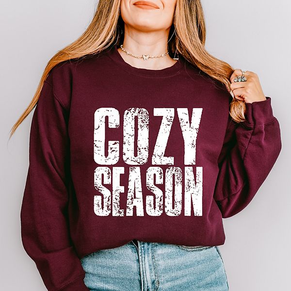 

Графический свитшот Cozy season block distressed white Simply Sage Market, Maroon, Белый, Графический свитшот Cozy season block distressed white Simply Sage Market, Maroon