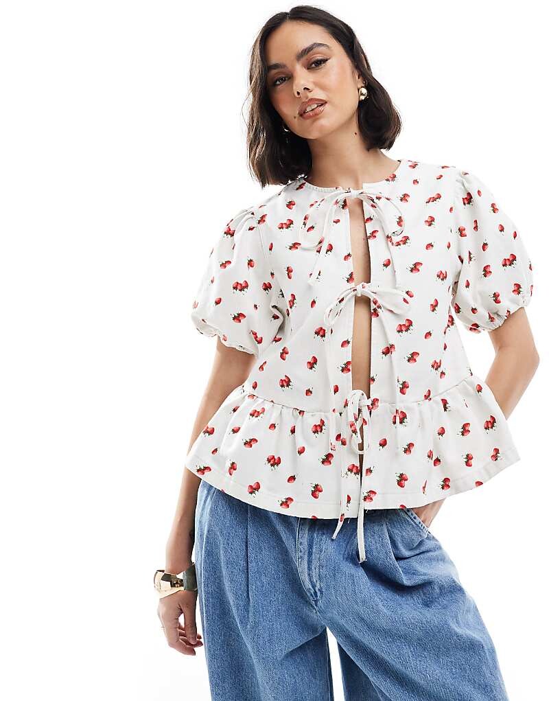 

Джинсовый топ с пышными рукавами ASOS DESIGN с клубничным принтом