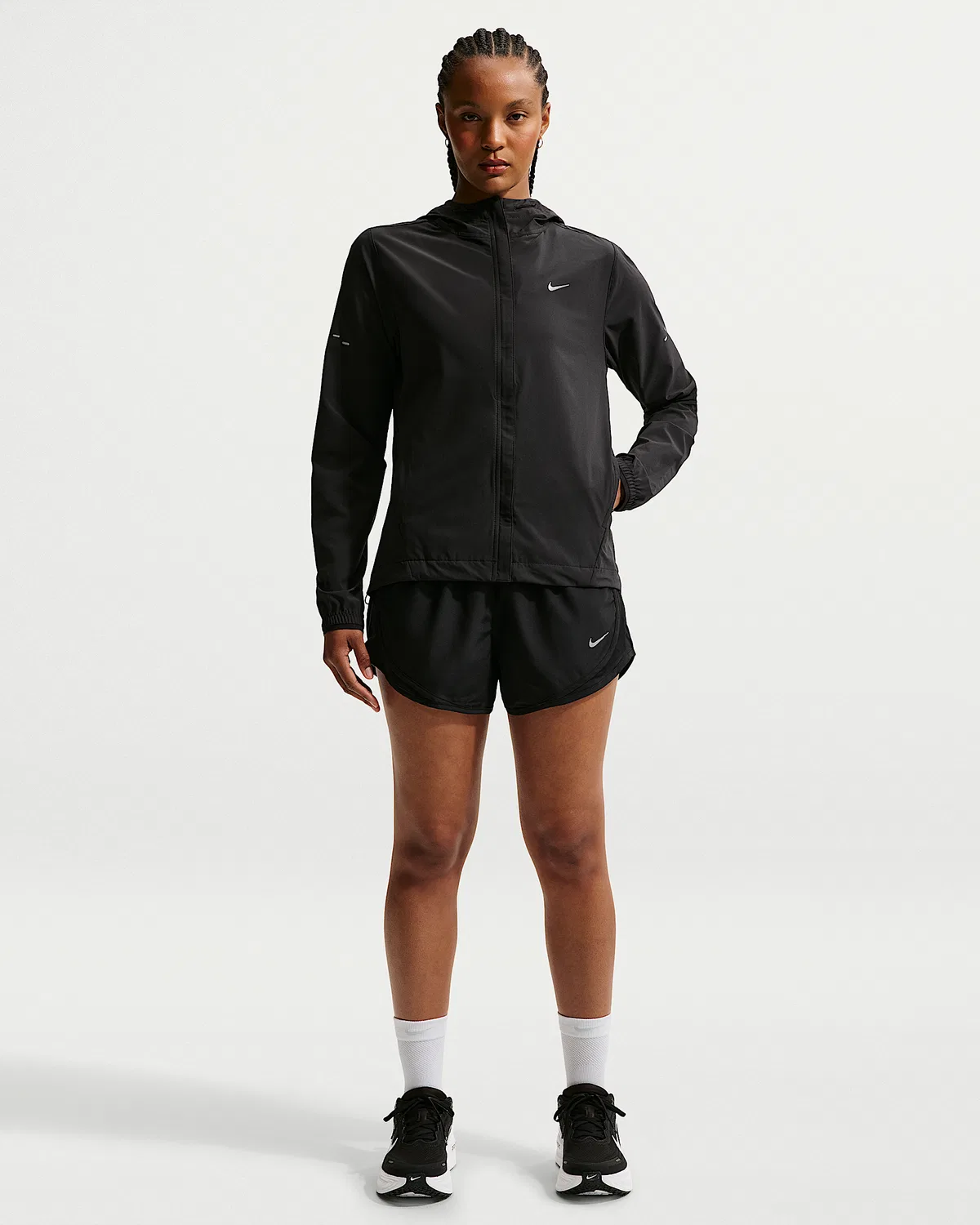 Женская ветрозащитная куртка для бега Nike Swift, Black — фото 4
