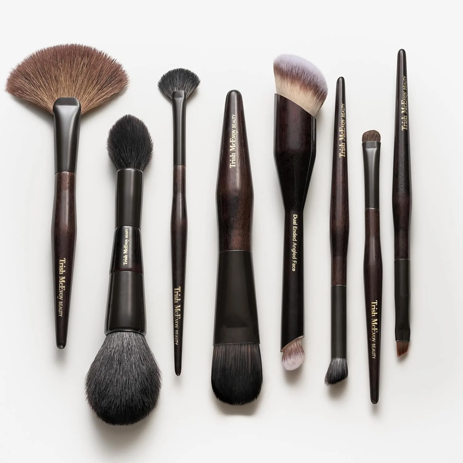 Женская кисть для контурирования скошенной складки века Trish McEvoy Brush 23 Petite 1 шт., brown — фото 3