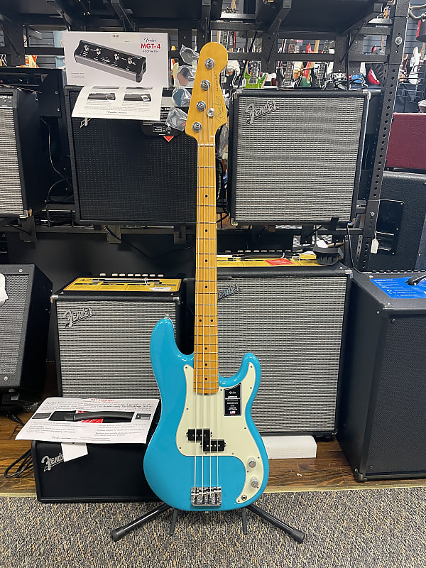 

Басс гитара Fender American Professional II Precision Bass with Maple Fretboard Miami Blue