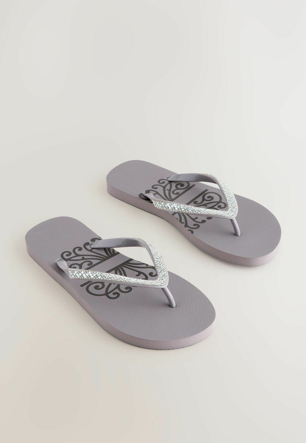 Сандалии с Т-образной застежкой Pool slides Never Fully Dressed, фиолетовый — фото 2