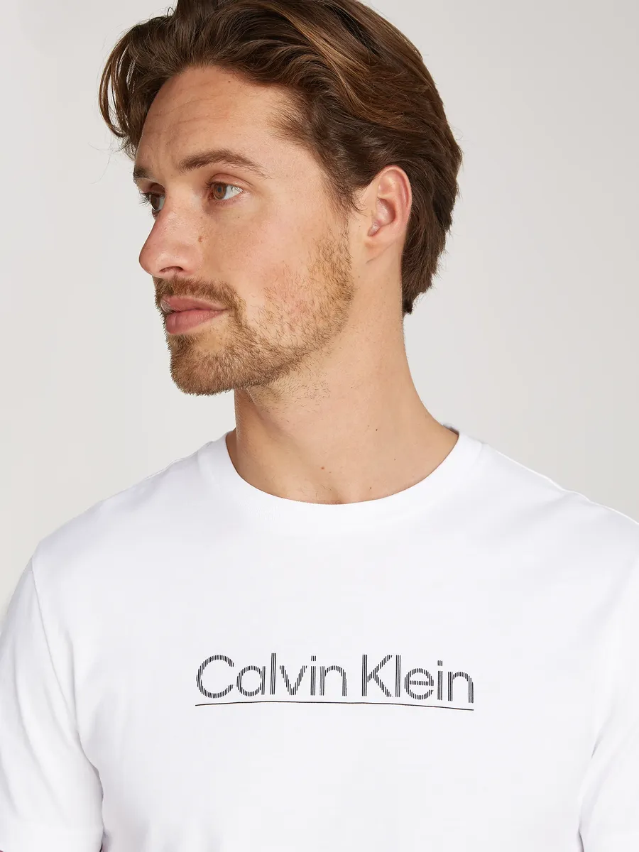 

Футболка Calvin Klein "RAISED LINE LOGO T-SHIRT" с надписью-логотипом, белый