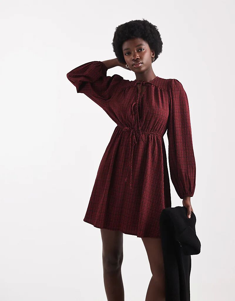 

Мини-платье Wednesday's Girl в фактурную клетку с завязками красного цвета