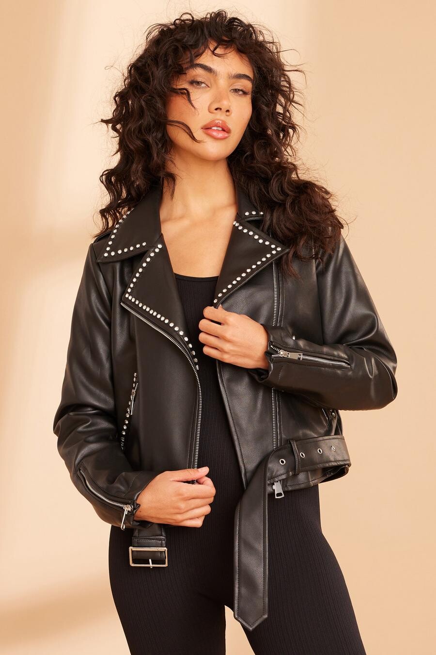 

Черная байкерская куртка из искусственной кожи с заклепками QUIZ Clothing
