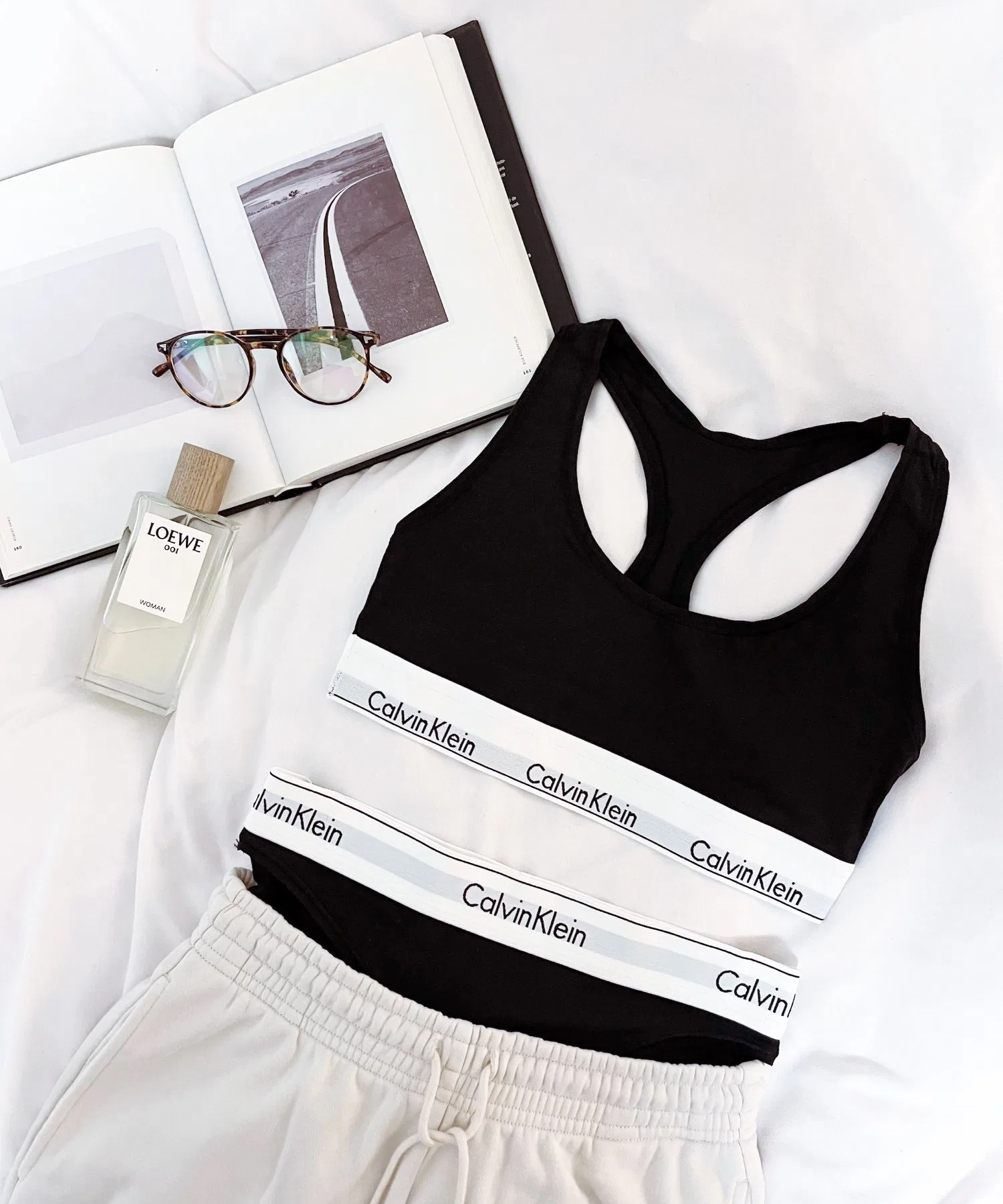 Комплект нижнего белья Calvin Klein: бюстгальтер и трусики для женщин, спортивный бюстгальтер и шорты. — фото 2