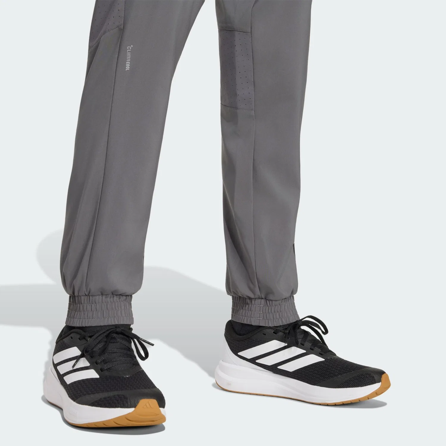 Спортивные брюки Adidas Sportswear с зауженными штанинами модель TECH APPAREL, серые и светло-серые — фото 4