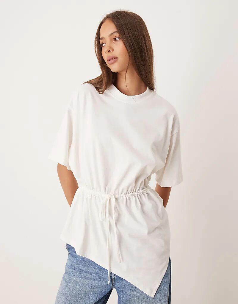 

Белая футболка с драпировкой и завязкой на талии от ASOS DESIGN