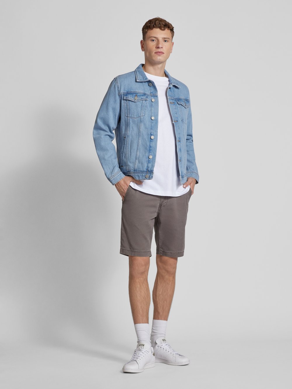 

Шорты чинос стандартного кроя с боковыми карманами Levi's