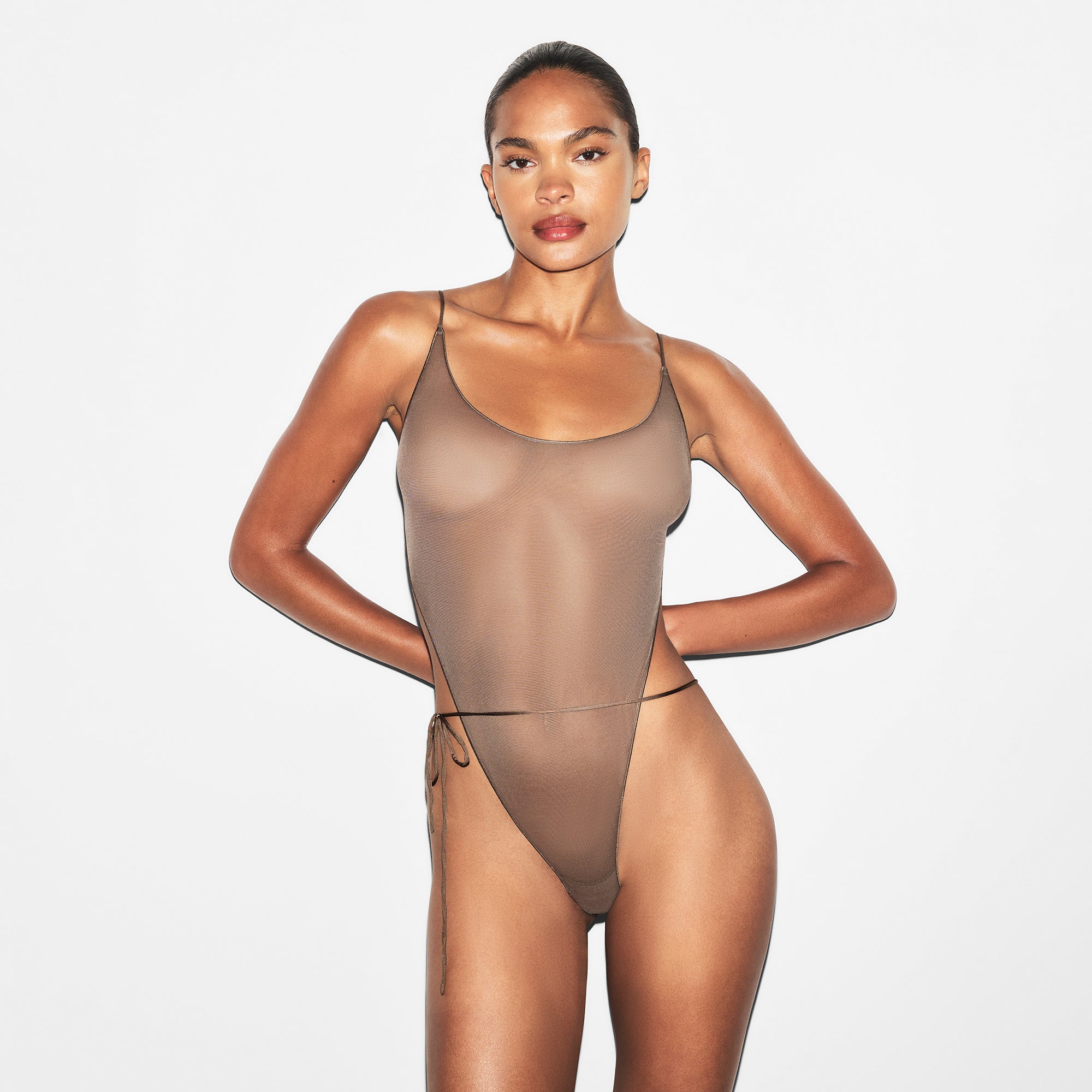 

Короткое боди SKIMS ULTRA FINE MESH, цвет truffle