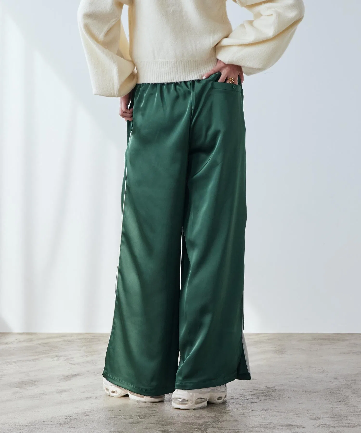 Женские брюки Nike Sportswear Loose Mid-Rise Satin Pants — фото 3