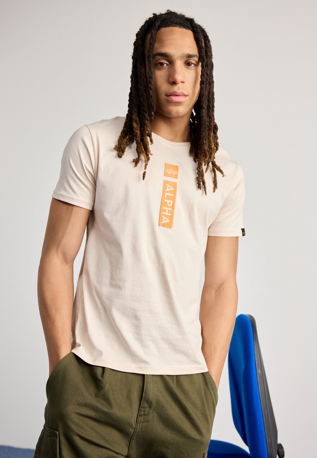 

Футболка с принтом Alpha Industries, цвет stream white