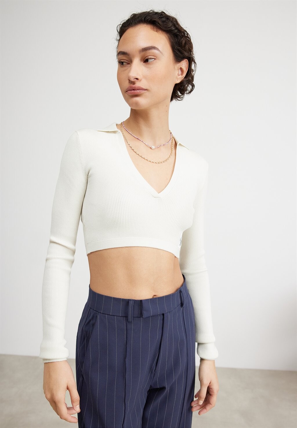 

Футболка с длинными рукавами Label Tight Crop V-Neck Calvin Klein Jeans, слоновая кость, Бежевый, Футболка с длинными рукавами Label Tight Crop V-Neck Calvin Klein Jeans, слоновая кость