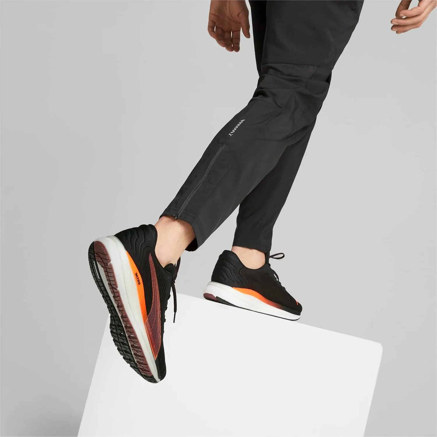 Мужские спортивные кроссовки PUMA Magnify Nitro Surge, черный/оранжевый — фото 2