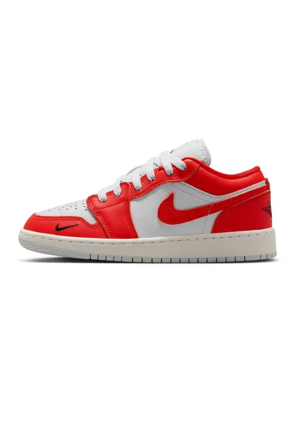 Детские кроссовки jordan air jordan 1 low se Jordan, Pure Platinum Summit White Black Chile Red