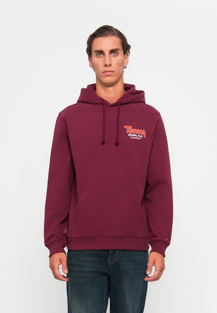 

Толстовка Tommy Jeans FONT PLAY HOODIE, Red Wine/Bordeaux