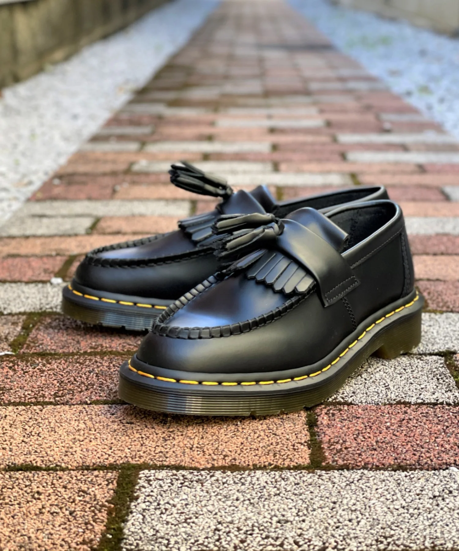 Унисекс кожаные лоферы Adrian Dr. Martens с жёлтой строчкой чёрные — фото 2