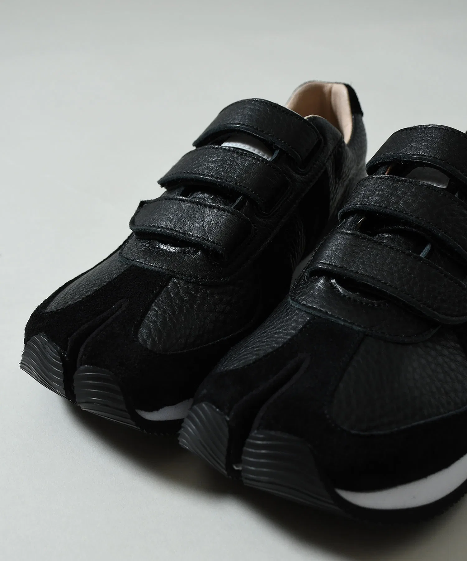 Женские кроссовки из кожи и замши Johnbull Truss Trainer чёрные — фото 3
