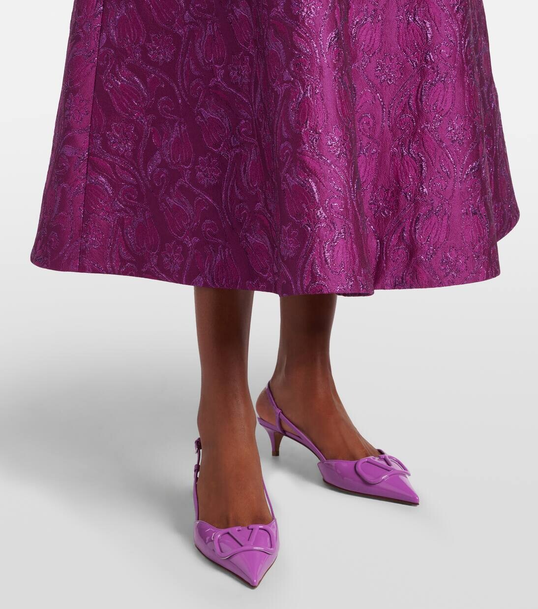 Туфли-лодочки VLogo Signature из лакированной кожи с ремешком на пятке Valentino Garavani, цвет vivid violet — фото 4