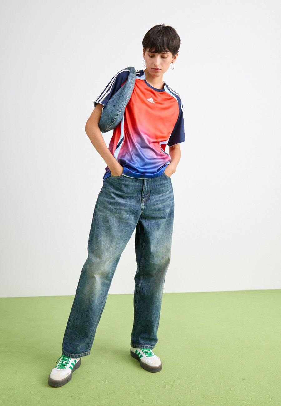 Футболка Adidas Originals Print T-shirt, Multicolor/Night Indigo/Multi-Coloured — фото 2