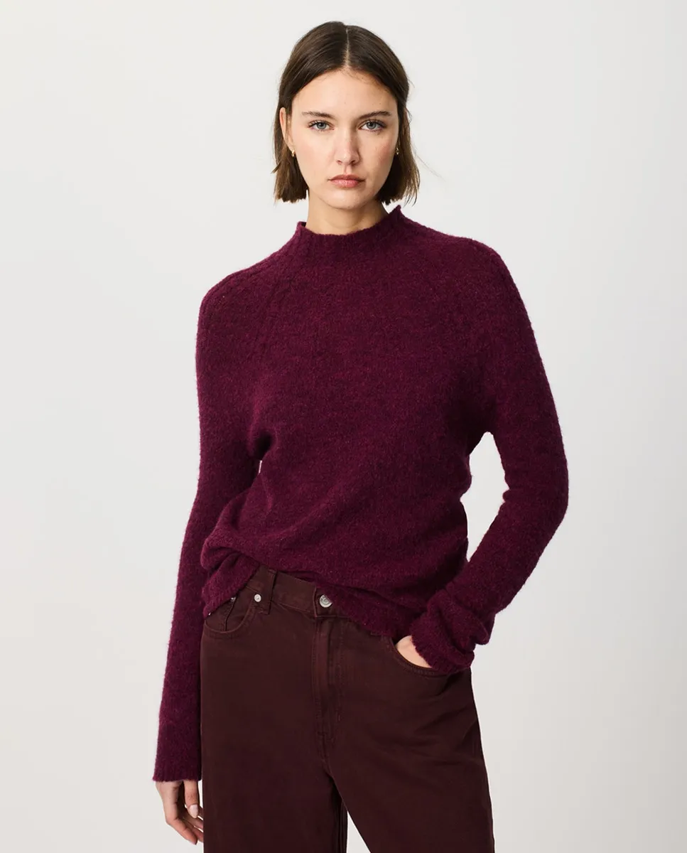 

Женский свитер с высоким воротником и косами Escorpion, красный