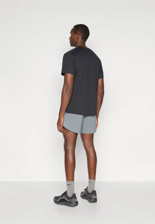Шорты спортивные Nike Performance Stride, дымчато-серый/отражающий серебристый — фото 3