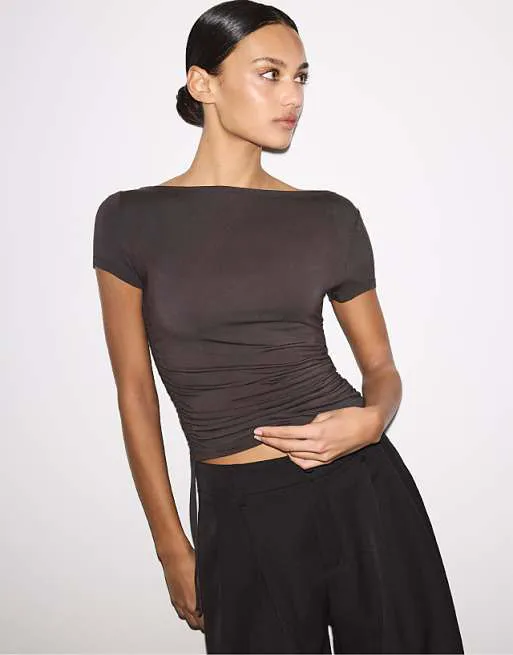 

Коричневая футболка с короткими рукавами и рюшами по бокам Stradivarius, Коричневый, Коричневая футболка с короткими рукавами и рюшами по бокам Stradivarius