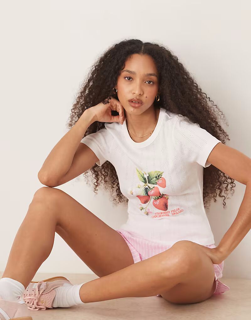 

Детская футболка ASOS DESIGN с рисунком клубники в кремовом цвете