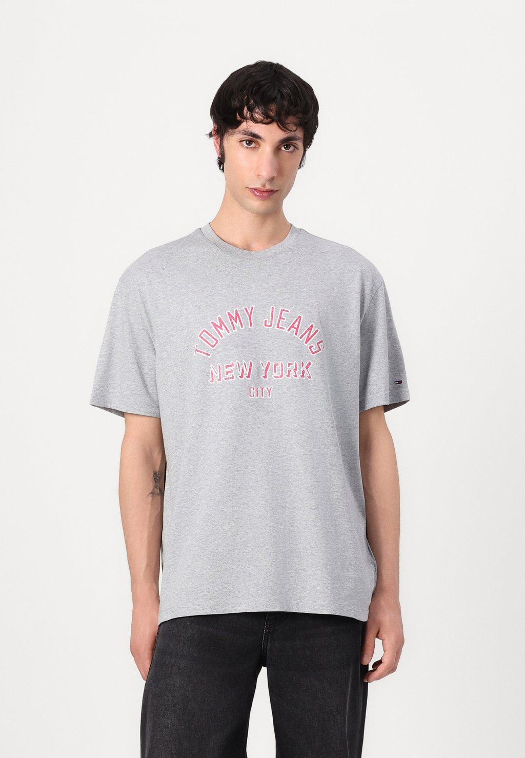 

Футболка с принтом TEE Tommy Jeans, серый
