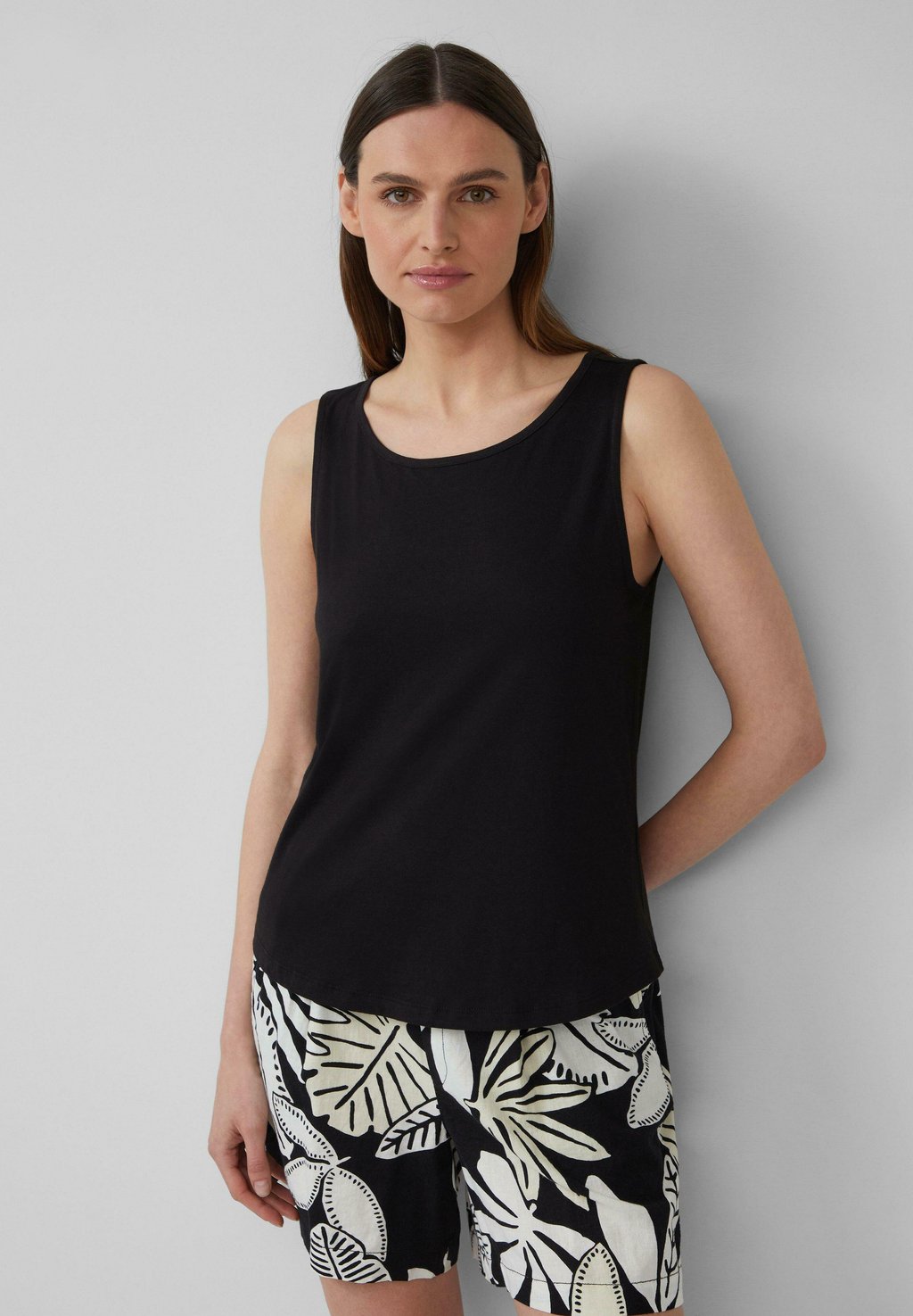 

Топ MIT DEKORATIVEM CUT-OUT s.Oliver, черный
