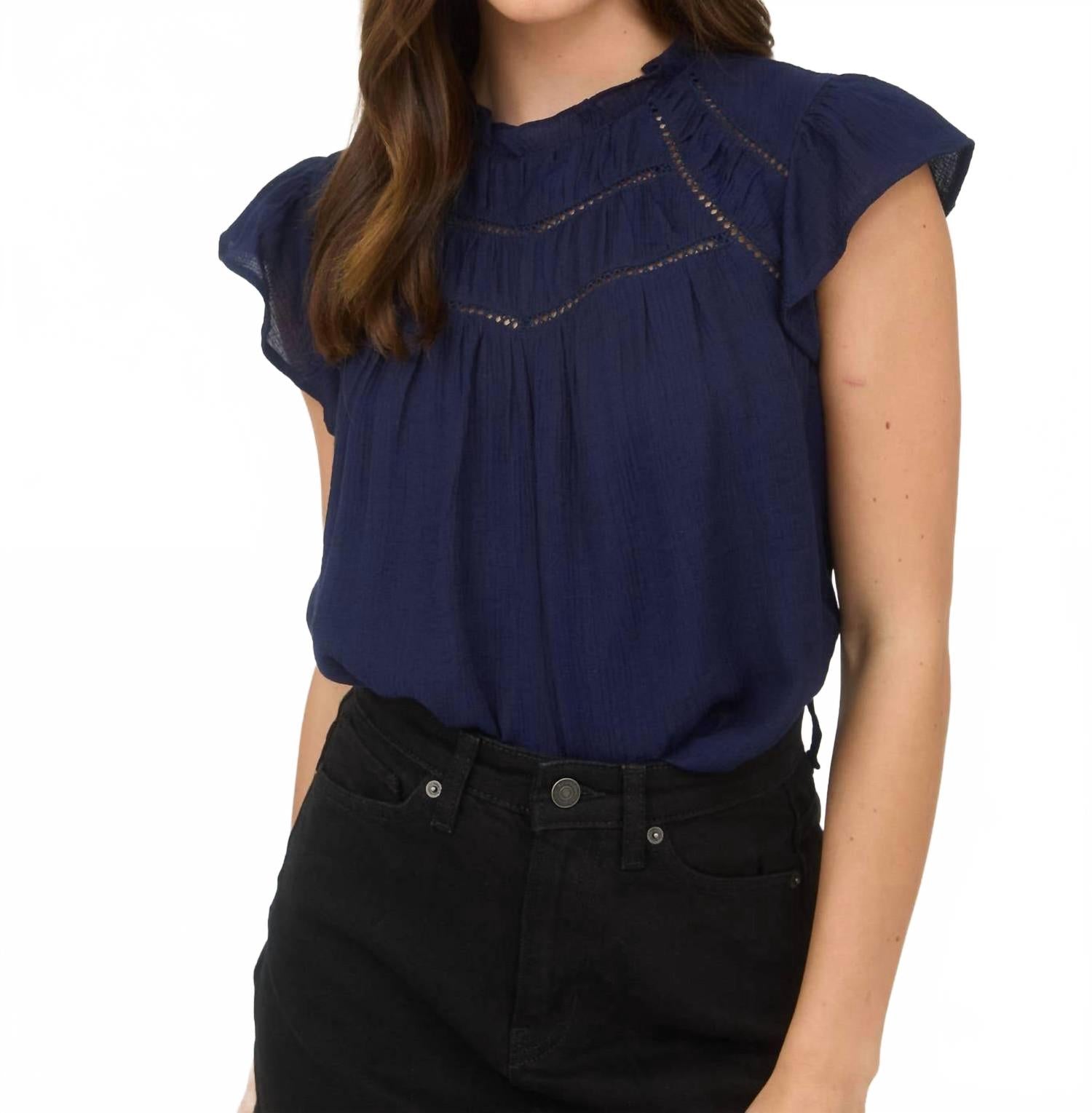 

Женская блуза с кружевной отделкой и рюшами короткий рукав в цвете нави Blu Pepper, темно-синий