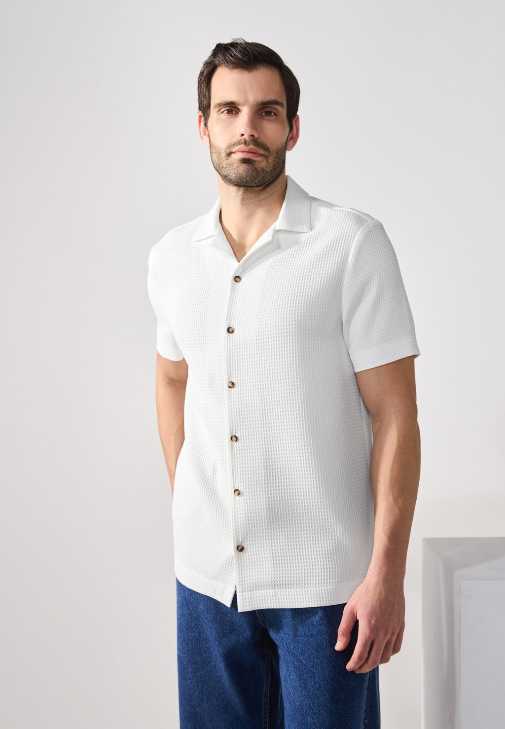 

Рубашка STRUCTURED SHORTSLEEVE WAFFLE SHIRT Pier One, белый