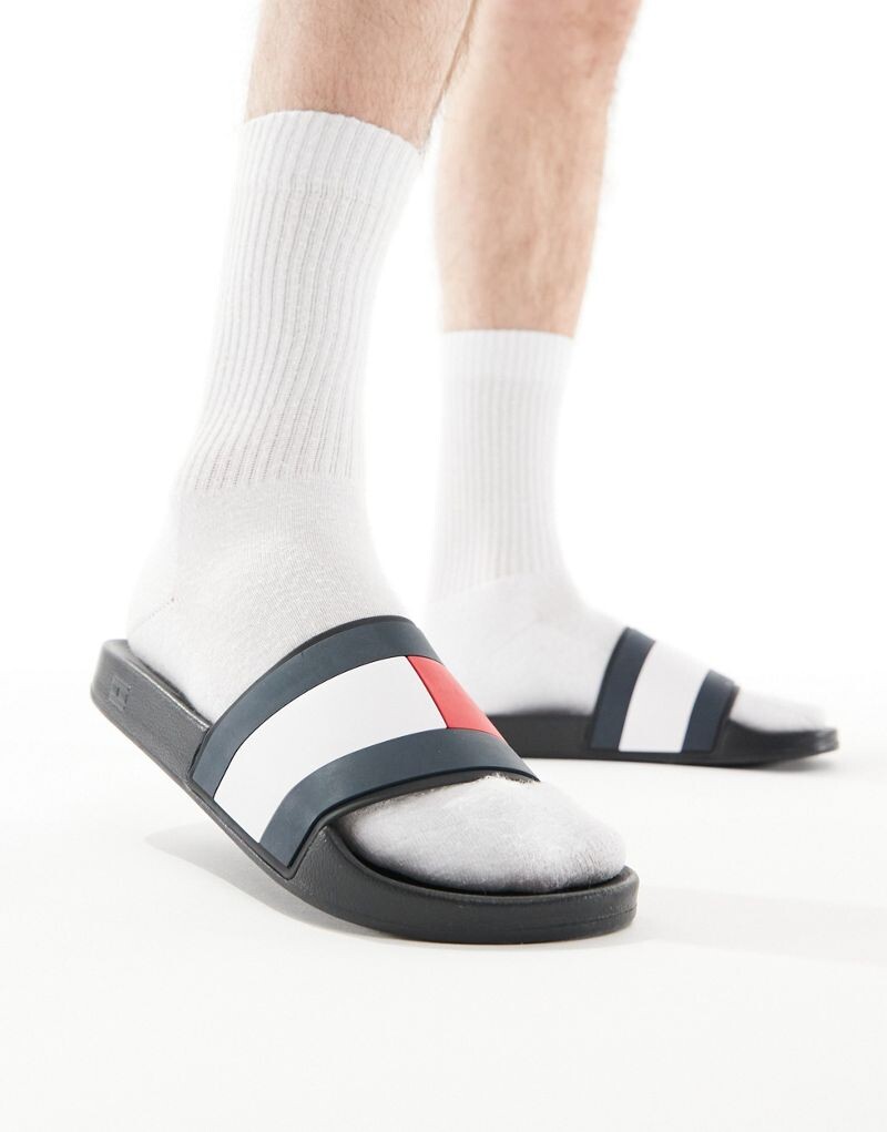 

Tommy Hilfiger – черные резиновые шлепанцы с флажком