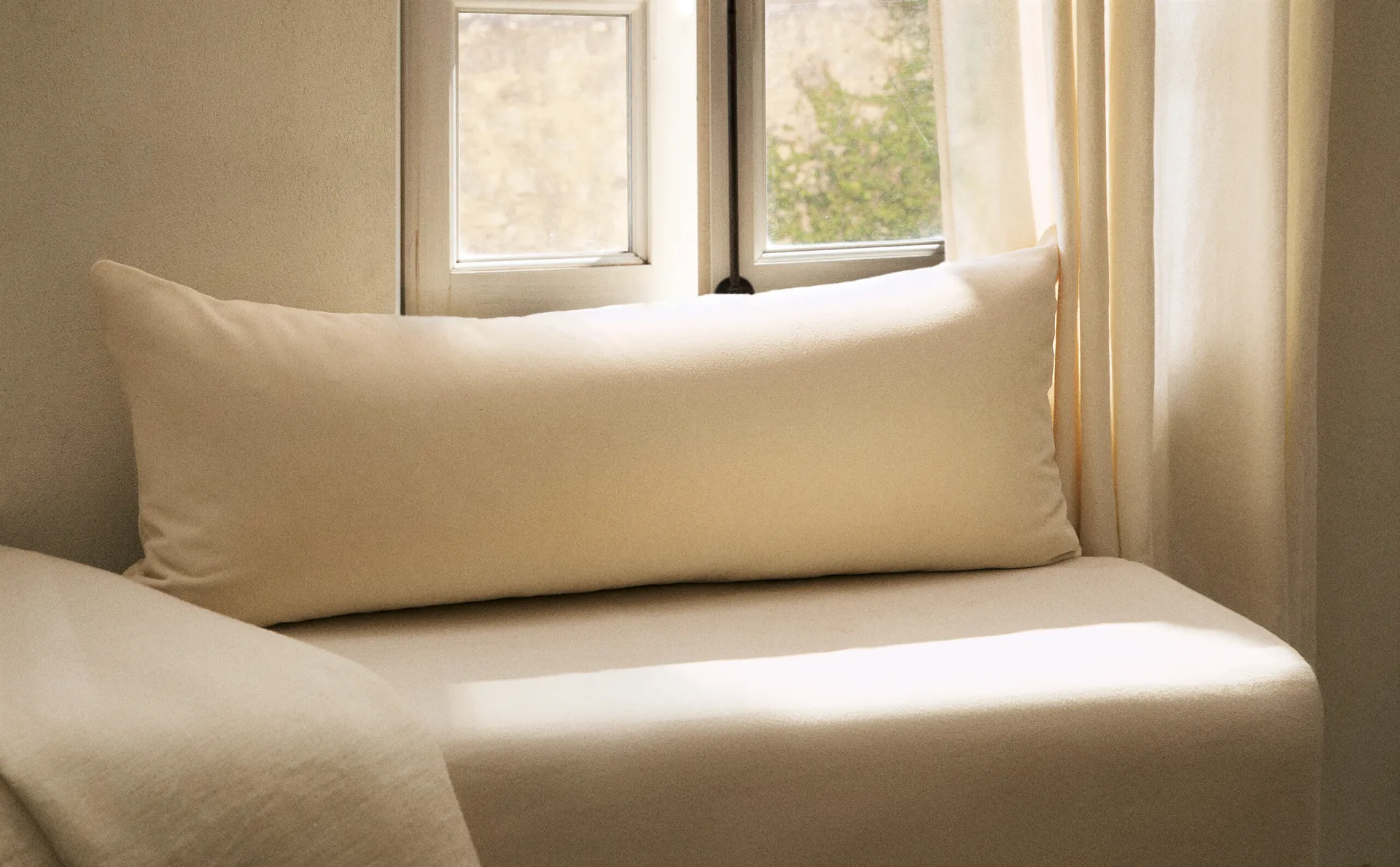 

Бархатный чехол на подушку Zara Home, экрю
