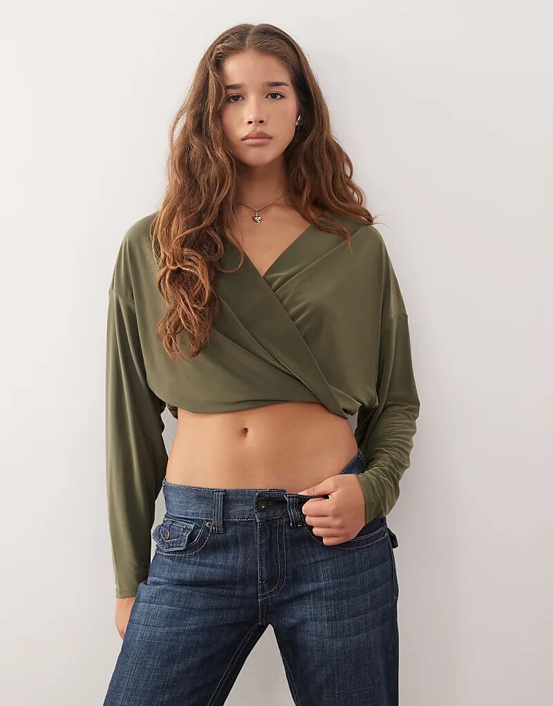 

Топ COLLUSION с закрученным запахом и объемными рукавами цвета хаки