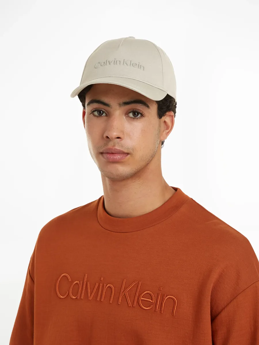 

Бейсбольная кепка Calvin Klein "CK MUST BB CAP" с надписью-логотипом, цвет London Fog