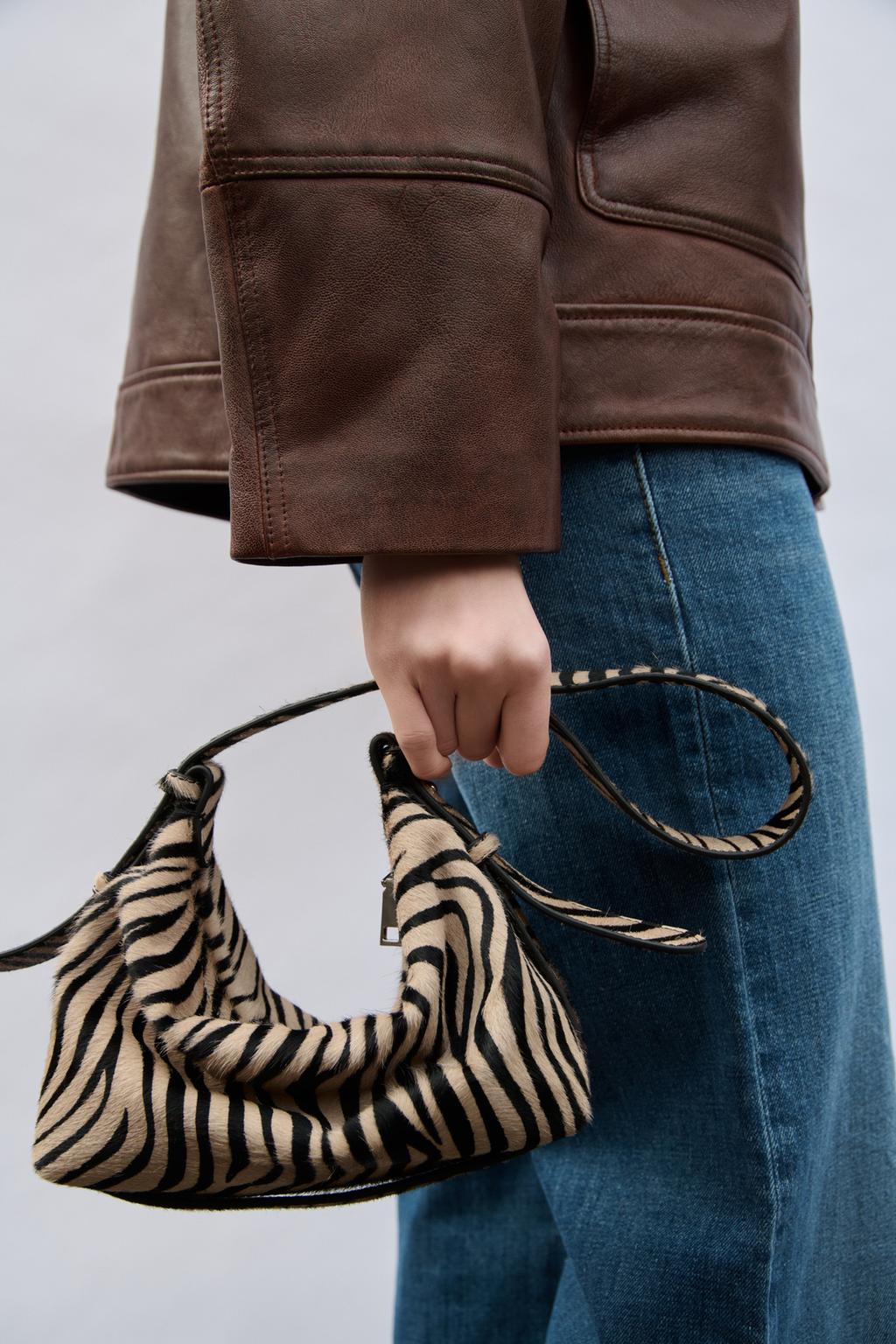 

Сумка из кожи и овчины с животным принтом ZARA, цвет Zebra