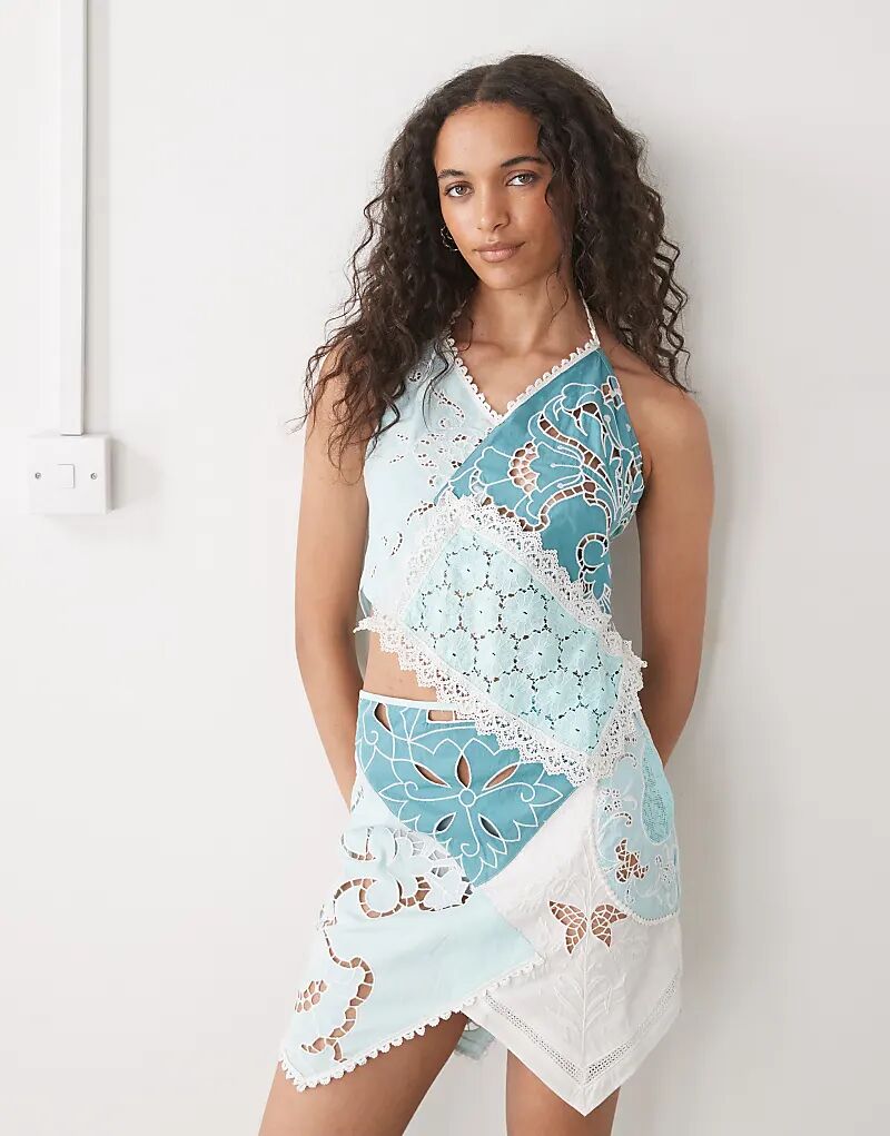 

COLLUSION Культовый топ-халтер из смешанной пряжи в синем цвете