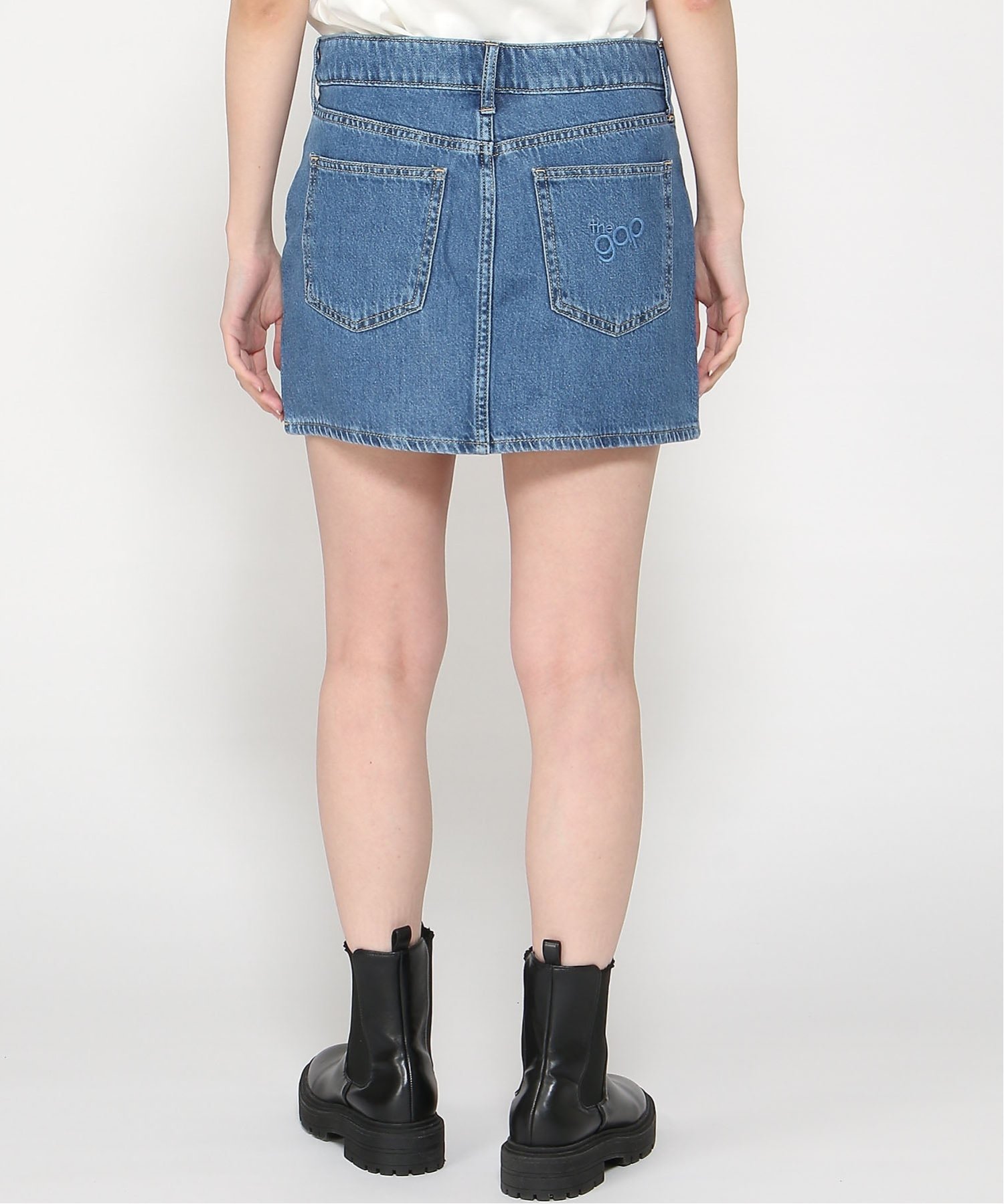 (W) Ультрамягкая джинсовая мини-юбка GAP, MEDIUM_WASH — фото 3