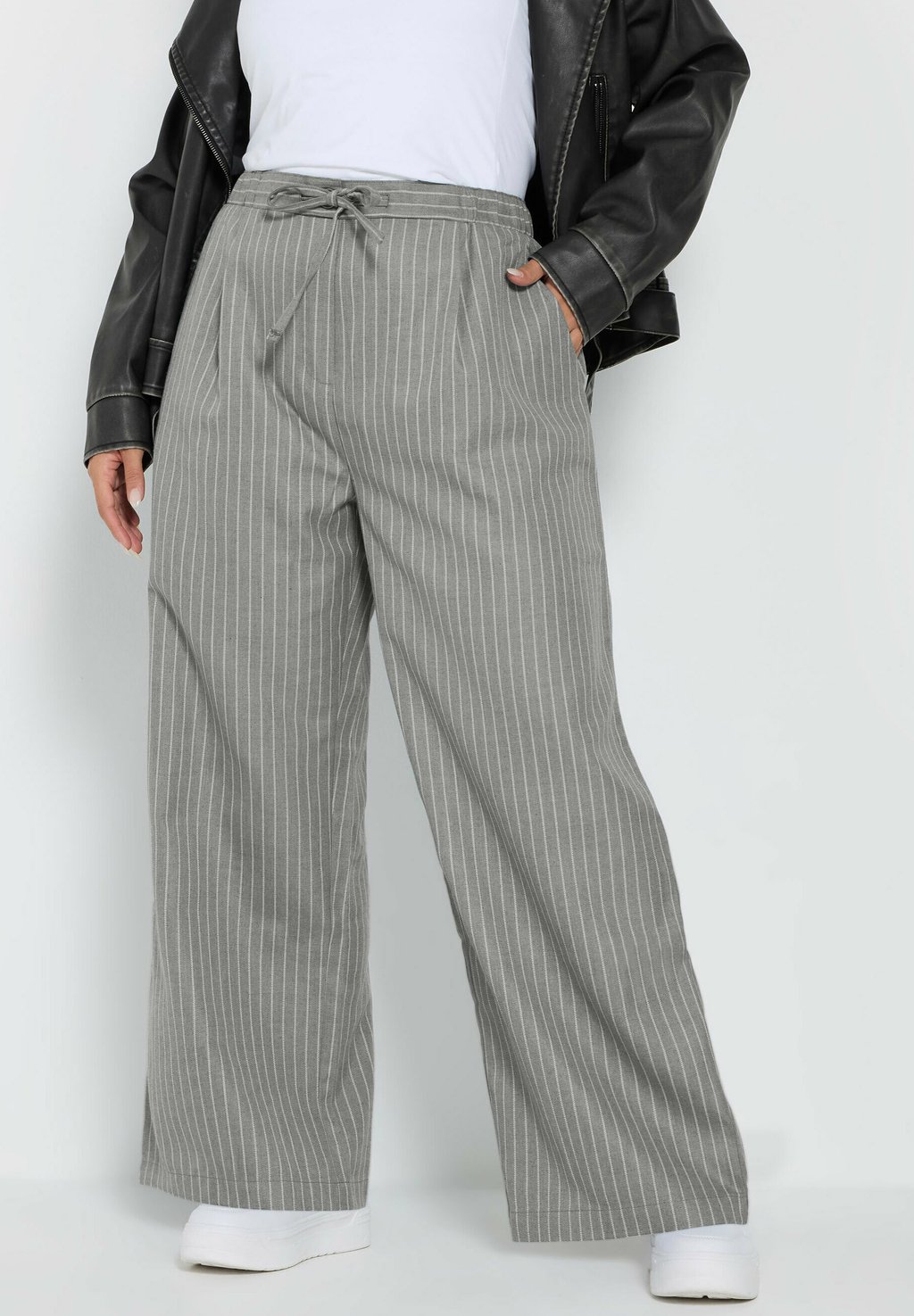 

Брюки PINSTRIPE Yours Clothing, серый