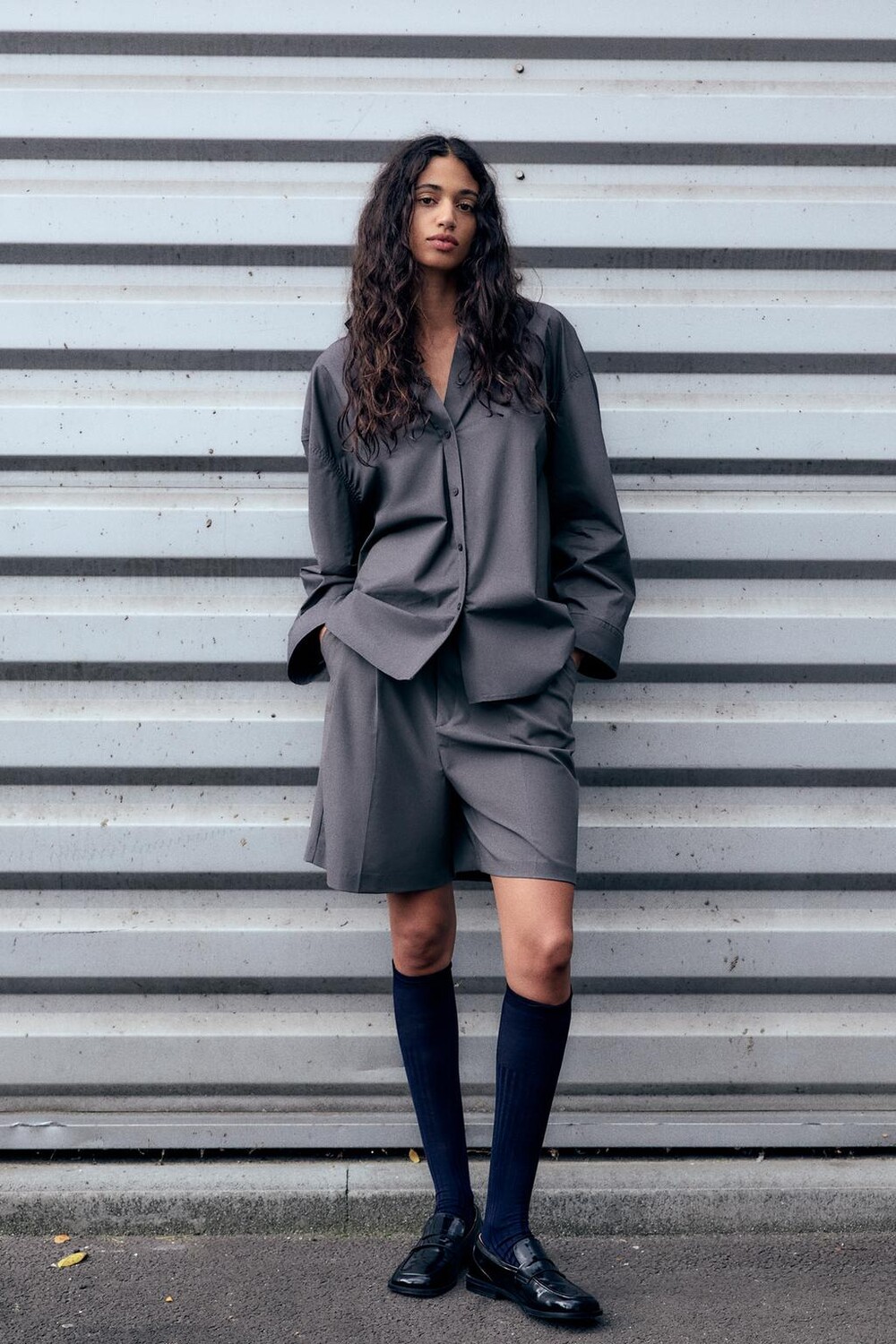 

Рубашка oversize с плиссированной спиной ZARA, темно-серый