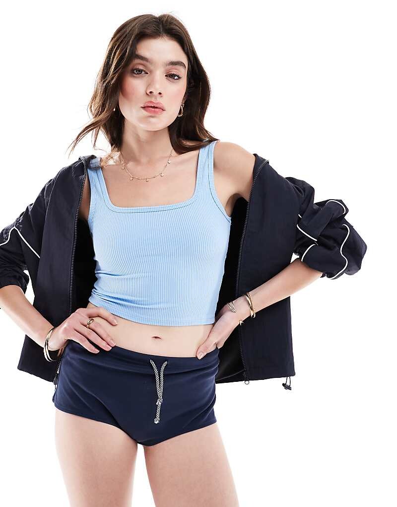 

Hollister – Голубая майка в рубчик с квадратным вырезом, 21 дюйм