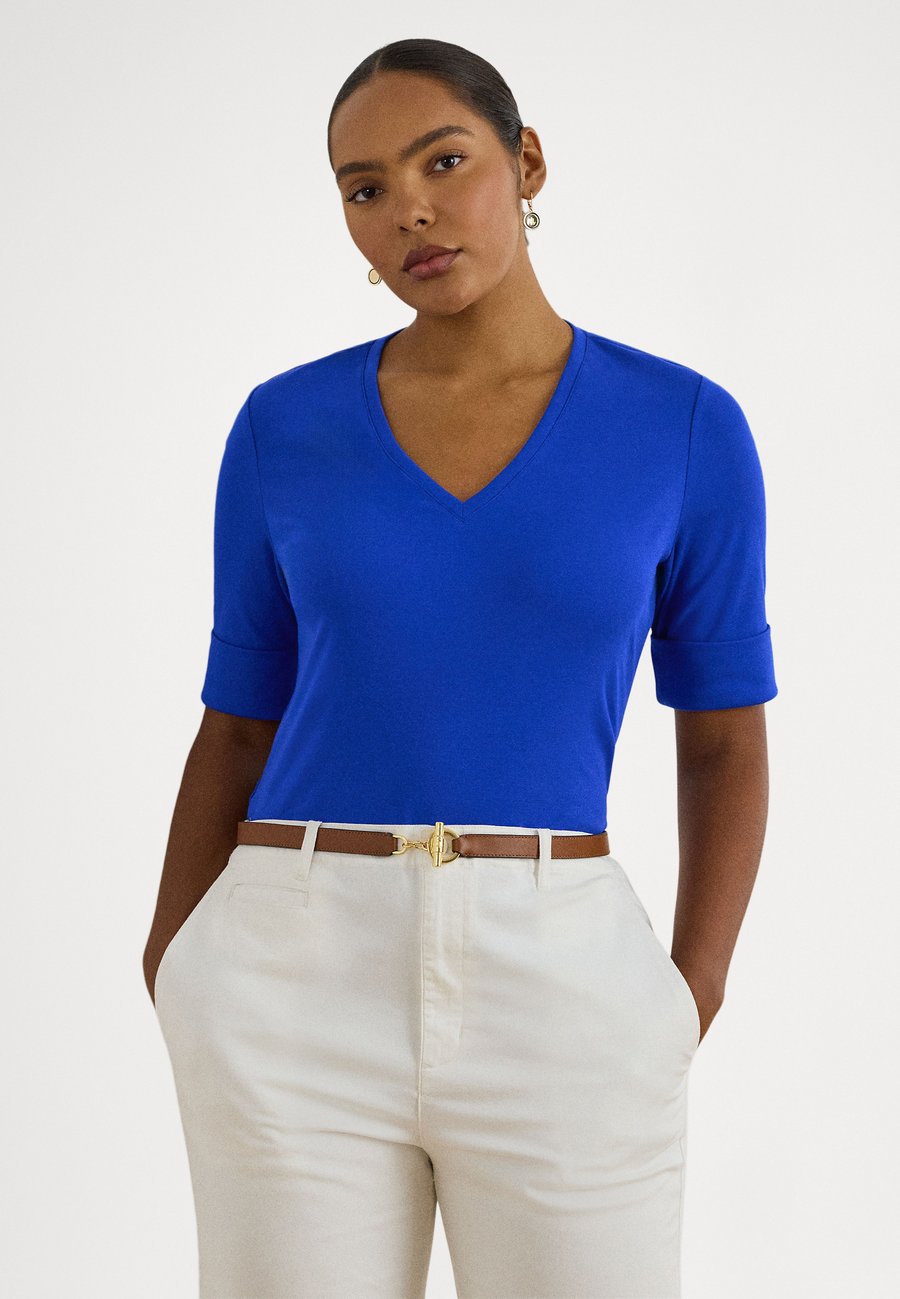 

Футболка Lauren Ralph Lauren Woman STRETCH COTTON ELBOW-SLEEVE V-NECK TEE, Cruise Royal/Royal Blue, Синий, Футболка Lauren Ralph Lauren Woman STRETCH COTTON ELBOW-SLEEVE V-NECK TEE, Cruise Royal/Royal Blue