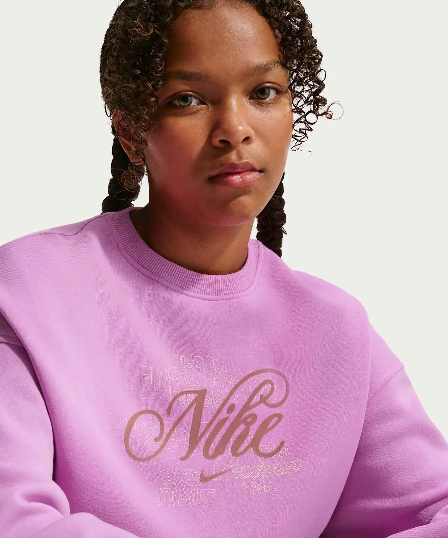 Детская флисовая толстовка Nike Sportswear Club Junior (для девочек) свободного кроя с круглым вырезом IF1727-503 светло-пурпурного цвета — фото 3
