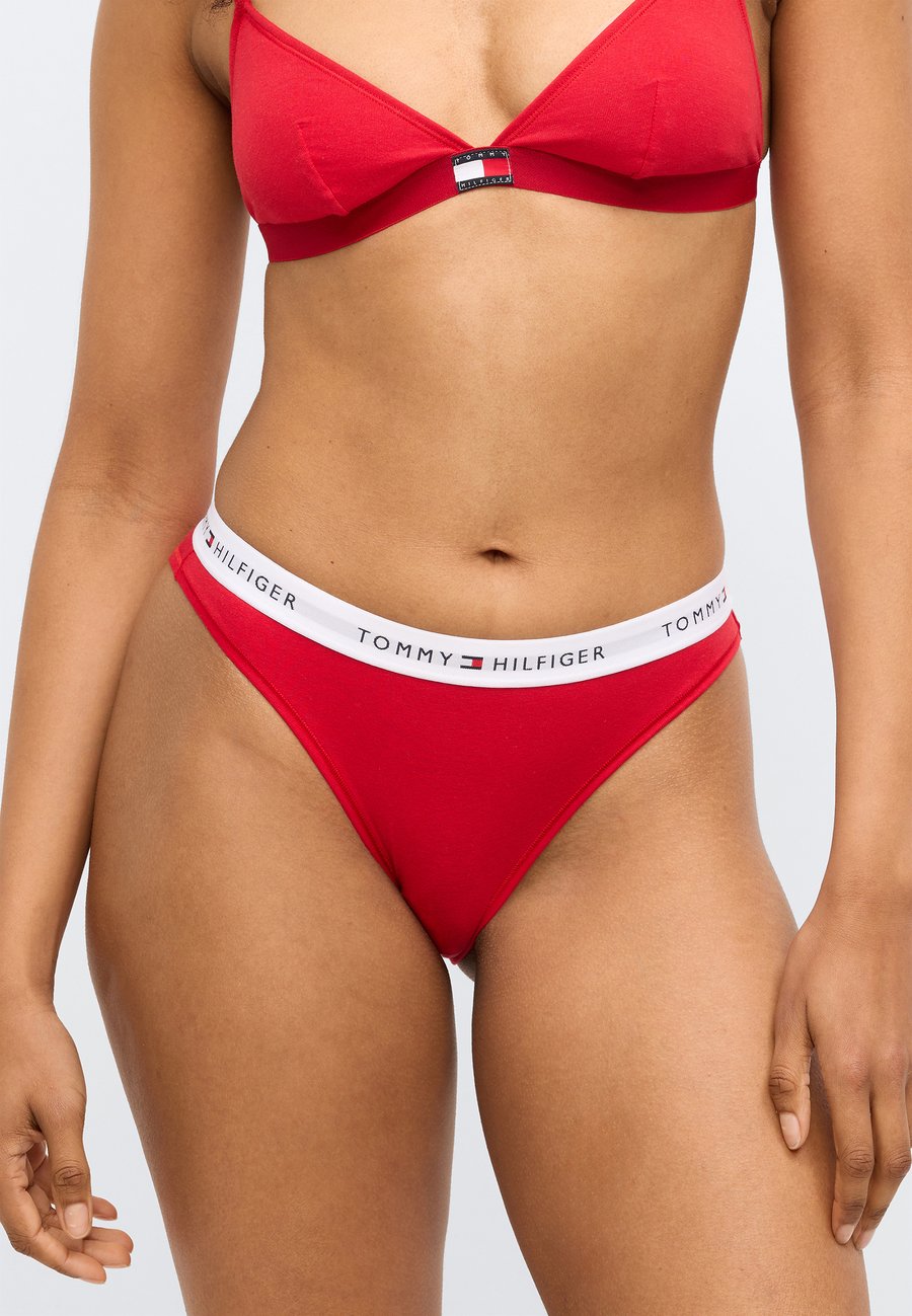Трусы Tommy Hilfiger 3 PACK, Desert Sky/White/Primary Red/Dark Blue — фото 4