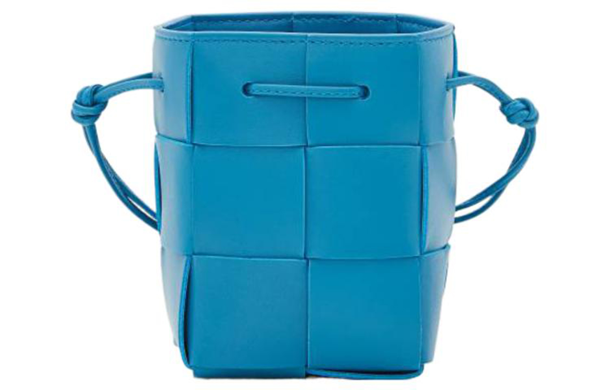 

Bottega Veneta Сумка-ведро из овчины с кожаными деталями миниатюрная женская голубая